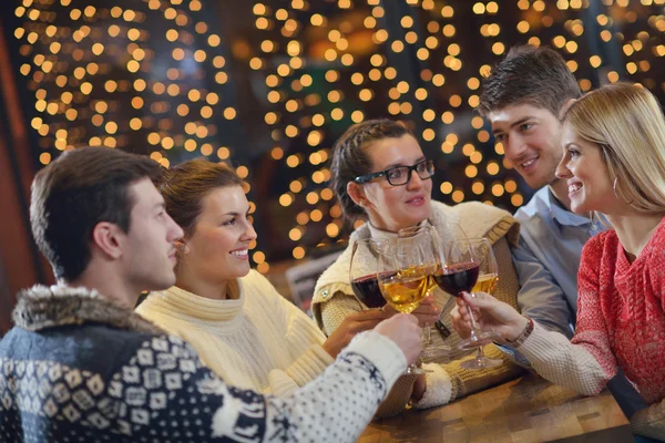 Grupp av glada unga dricka vin på fest — Stockfoto