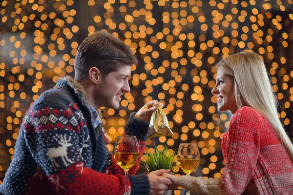 Young man gives a gift to girl — Stock Photo, Image