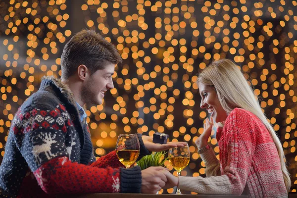 Joven hombre da un regalo a chica — Foto de Stock