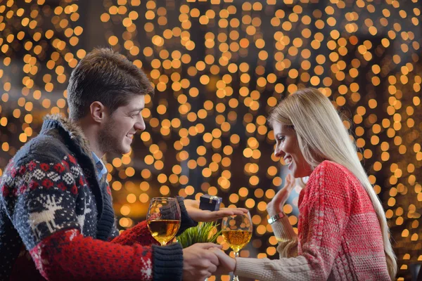 Joven hombre da un regalo a chica — Foto de Stock