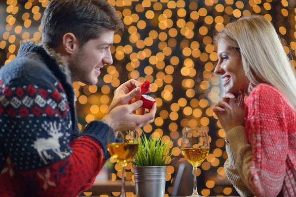 Young man gives a gift to girl — Stock Photo, Image