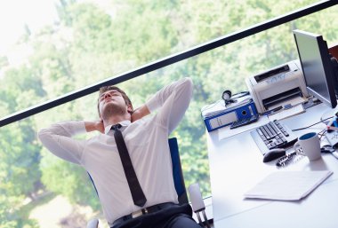 mutlu genç iş adamı ofisi