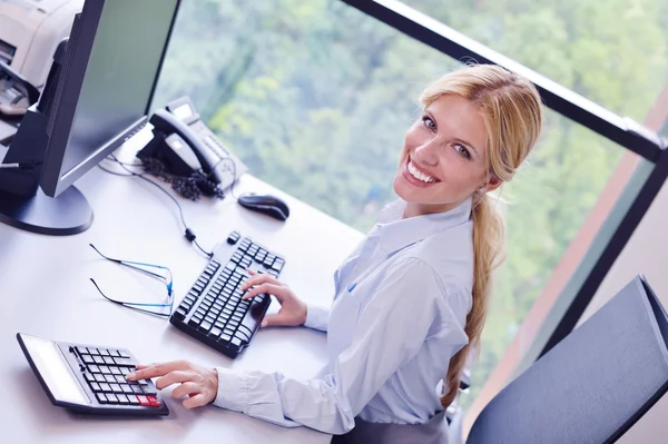 Femme d'affaires travaillant sur son bureau dans un bureau — Photo