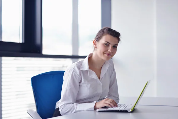 Joven mujer de negocios bonita con cuaderno en la oficina — Foto de Stock