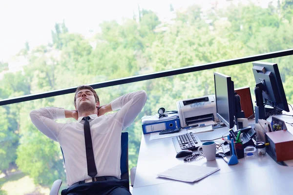 Glücklicher junger Geschäftsmann im Büro — Stockfoto