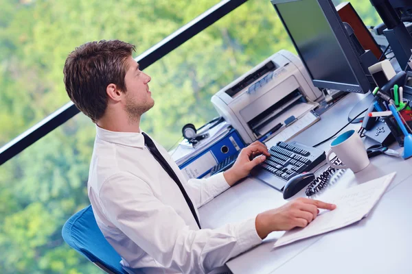 Feliz joven hombre de negocios en la oficina — Foto de Stock