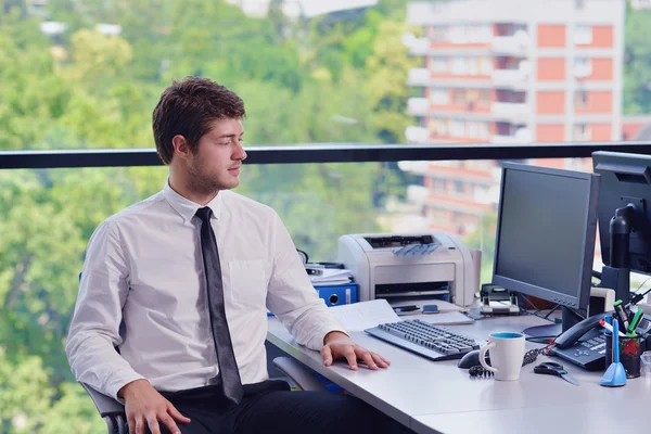 Feliz joven hombre de negocios en la oficina — Foto de Stock