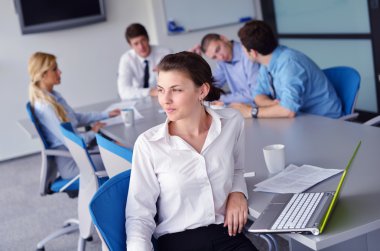 iş kadını ofiste arka planda onu personel ile