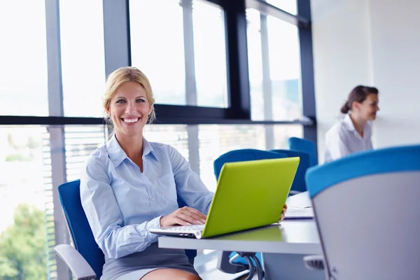 Business woman with her staff in background at office — Stock Photo, Image