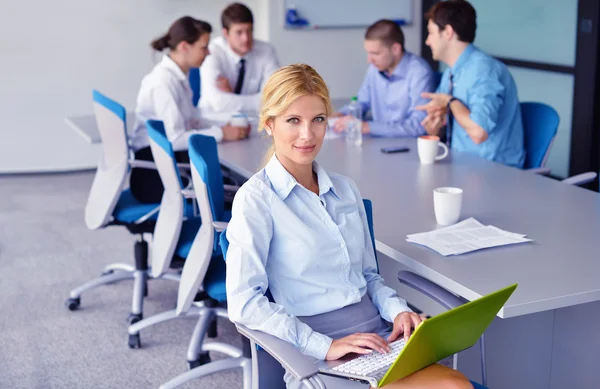 Donna d'affari con il suo personale in background in ufficio — Foto Stock