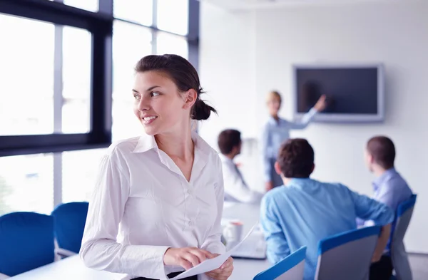 Donna d'affari con il suo personale in background in ufficio — Foto Stock