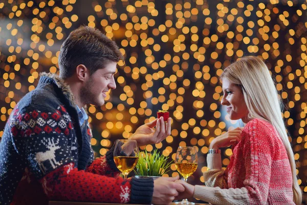 Young man gives a gift to girl — Stock Photo, Image