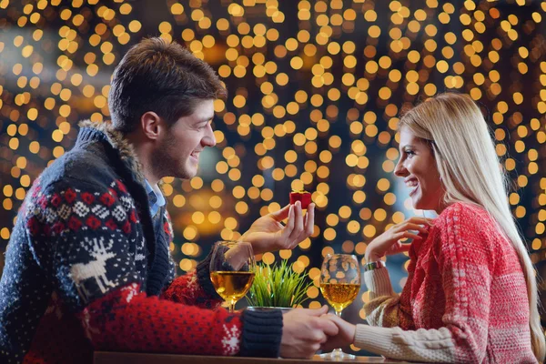 Young man gives a gift to girl — Stock Photo, Image