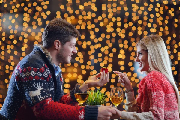 Jonge man geeft een geschenk aan meisje — Stockfoto