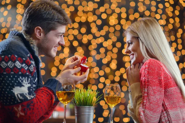 Young man gives a gift to girl — Stock Photo, Image