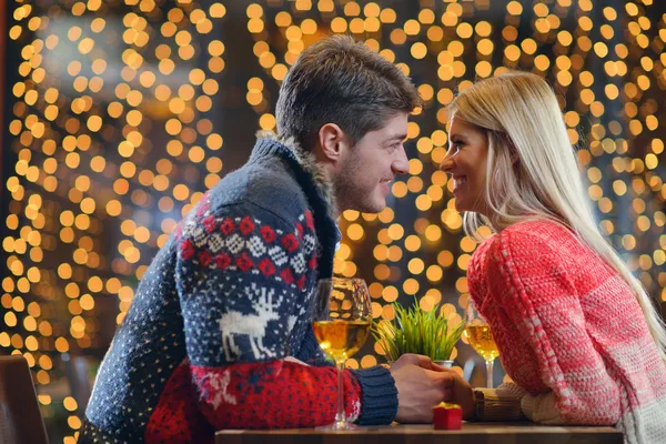 Young man gives a gift to girl — Stock Photo, Image