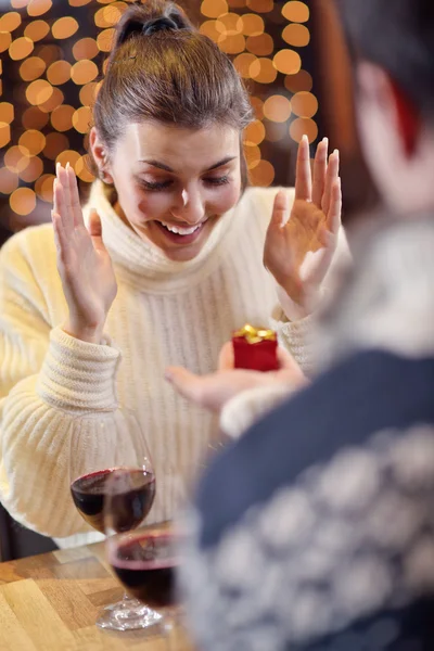 Young man gives a gift to girl — Stock Photo, Image