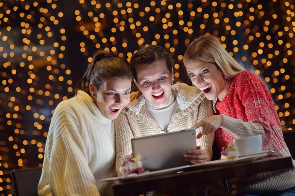 Glückliche Mädchengruppe blickt auf ein PC-Tablet — Stockfoto