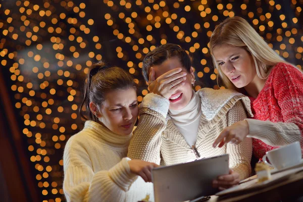 Glada tjejer grupp ser på en pc tablet — Stockfoto