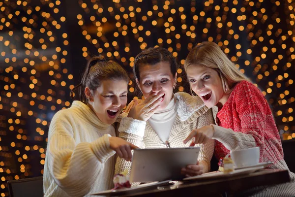 Grupa dziewcząt szczęśliwy patrząc na pc tablet — Zdjęcie stockowe
