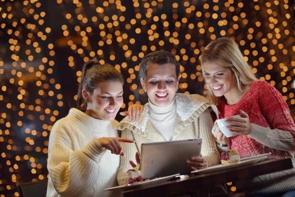 Grupo de chicas felices mirando una tableta de PC — Foto de Stock