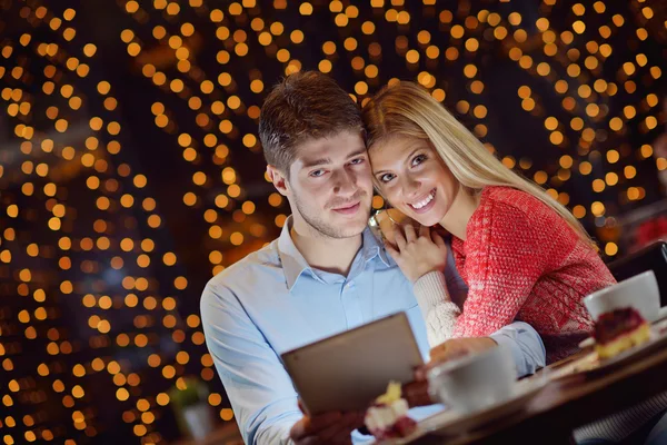 Genç bir çift ile bir tablet bilgisayar — Stok fotoğraf