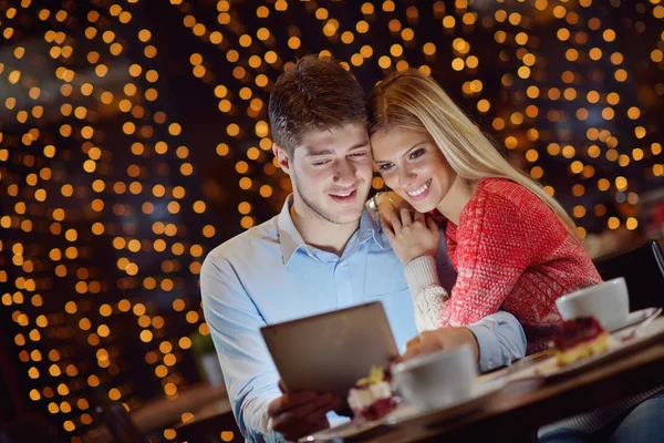 Junges Paar mit Tablet-Computer — Stockfoto