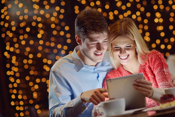 Jovem casal com um computador tablet — Fotografia de Stock