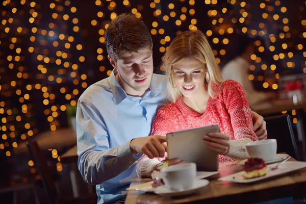 Genç bir çift ile bir tablet bilgisayar — Stok fotoğraf