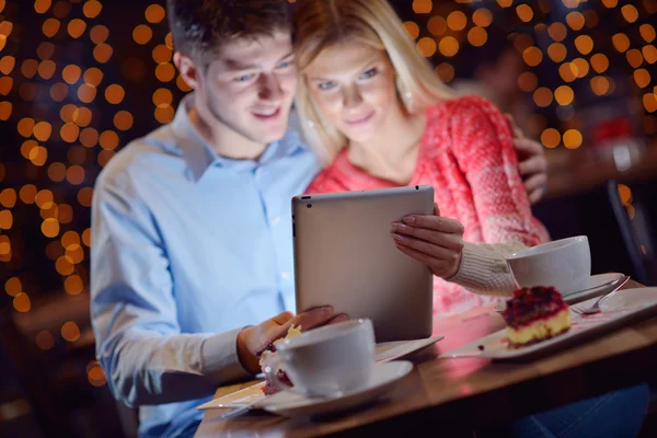 Jovem casal com um computador tablet — Fotografia de Stock