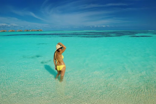 Asiatico donna riposo su sabbia a spiaggia — Foto Stock