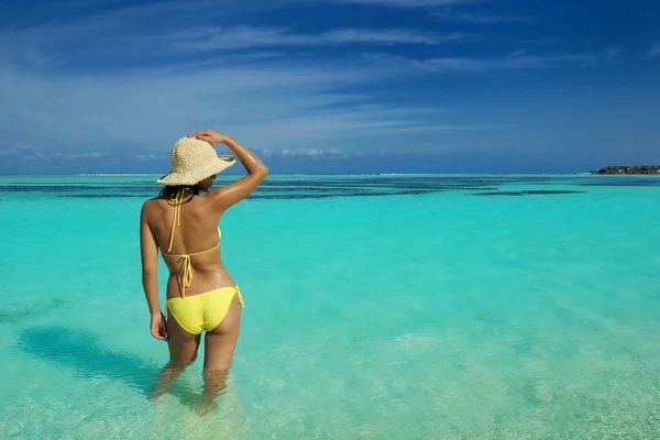 Mujer asiática descansando sobre arena en playa — Foto de Stock