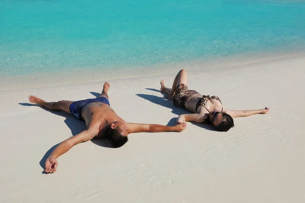 Asiatiska par njuter av sommaren på stranden — Stockfoto