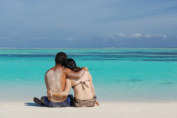 Азиатская пара наслаждается летом на пляже — стоковое фото