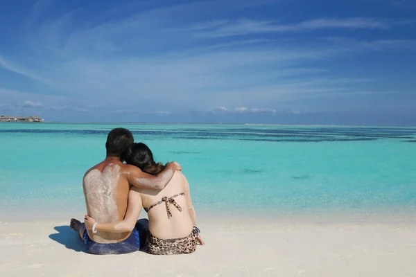 Asiático pareja disfrutando verano en playa — Foto de Stock