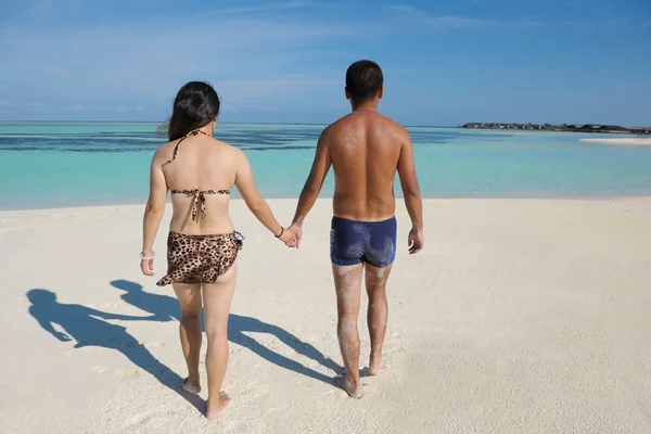 Aziatische paar genieten van de zomer op het strand — Stockfoto