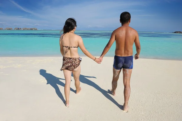 Aziatische paar genieten van de zomer op het strand — Stockfoto