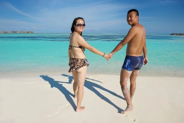 Aziatische paar genieten van de zomer op het strand — Stockfoto