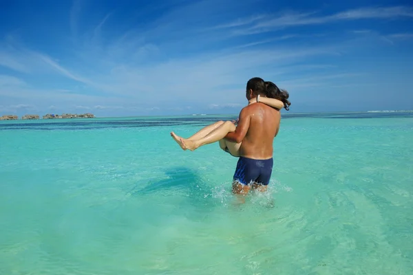 Asiático pareja disfrutando verano en playa —  Fotos de Stock