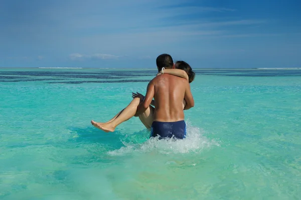 Asiatiska par njuter av sommaren på stranden — Stockfoto