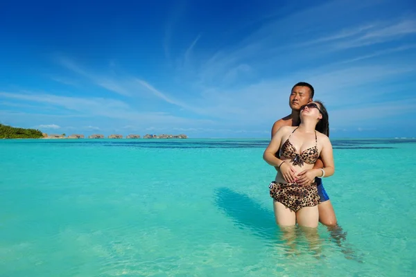 Asiatiska par njuter av sommaren på stranden — Stockfoto