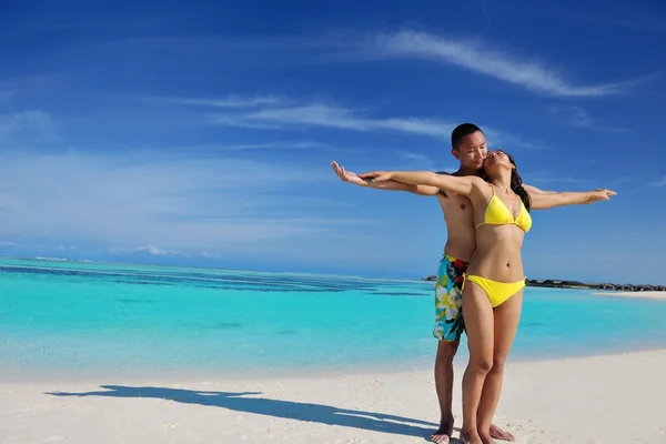 Asijský pár, kteří požívají léto na pláži — Stock fotografie