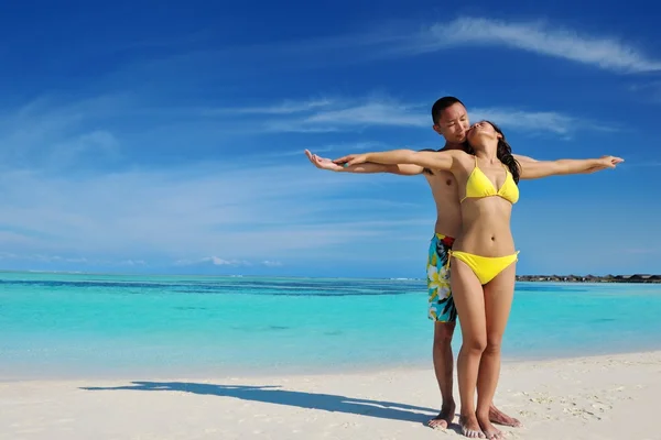 Asiático pareja disfrutando verano en playa — Foto de Stock