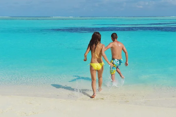 Asiatiska par njuter av sommaren på stranden — Stockfoto