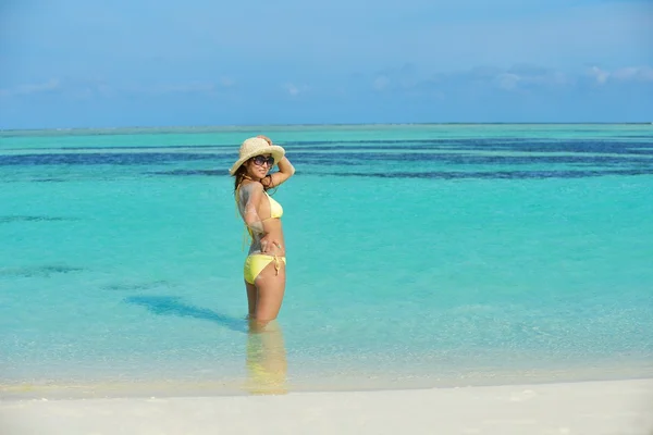 Asyalı kadın kum plajı üzerinde dinlenme — Stok fotoğraf