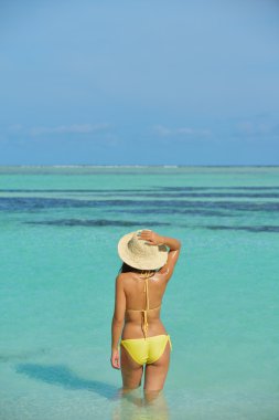 Asyalı kadın kum plajı üzerinde dinlenme