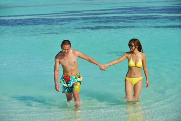 Aziatische paar genieten van de zomer op het strand — Stockfoto