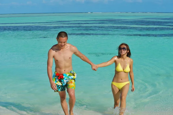 Aziatische paar genieten van de zomer op het strand — Stockfoto