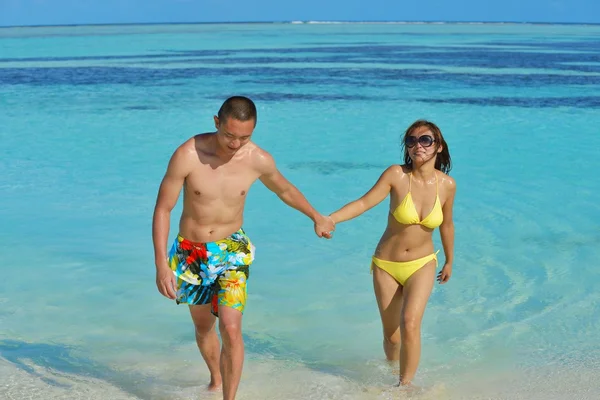 Asiático pareja disfrutando verano en playa —  Fotos de Stock