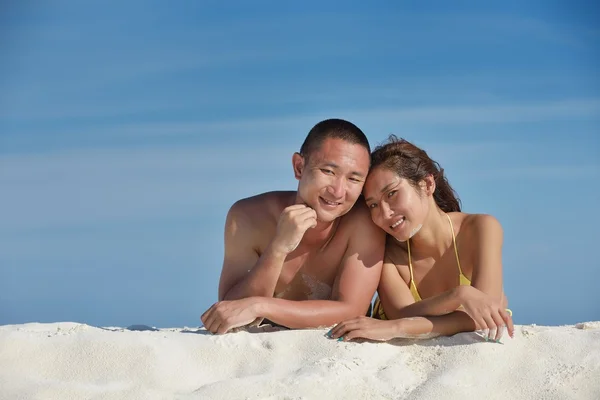 Asiatische paar genießen Sommer auf Strand — Stockfoto